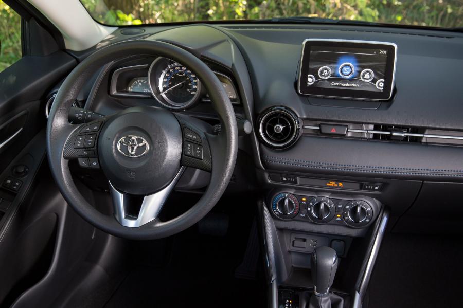 Торпедо Toyota Yaris Sedan 2016 года  (CA) (фото 22 из 29)
